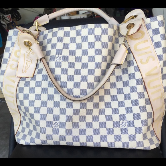 Large tote bag with lots of room in good condition