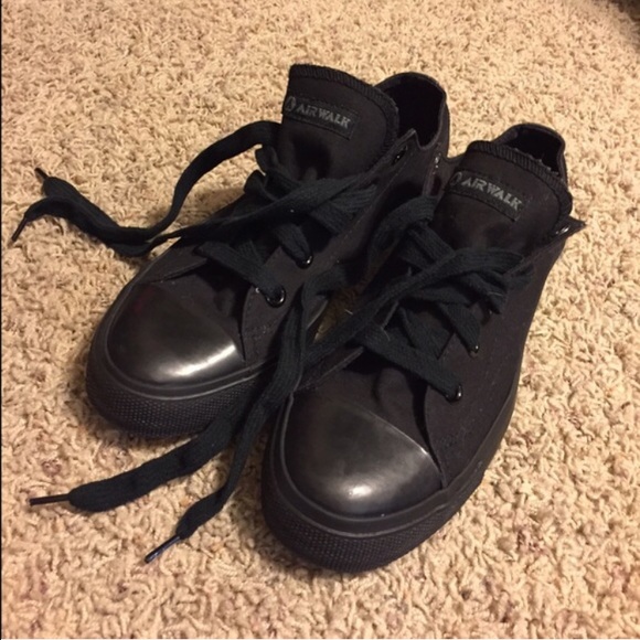 Black airwalk converse