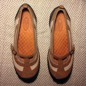 Privo Walking Flats Brown Tan Leather Like New 6.5