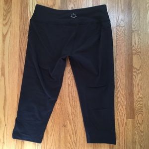 Beyond Yoga black crop leggings size medium