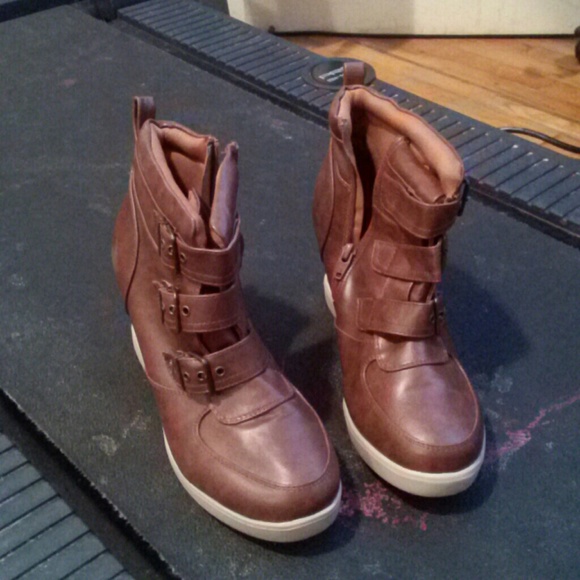 Sneaker boot