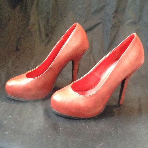 Deep red Wet Seal pumps