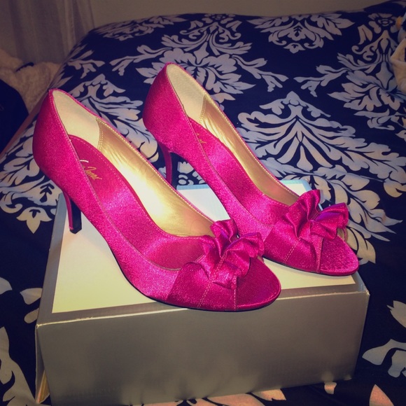 Hot pink heels🎀