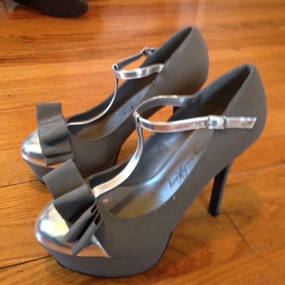 Penny loves Kenny Shoes - Sweet T-Strap Platform Pumps with a Bow!