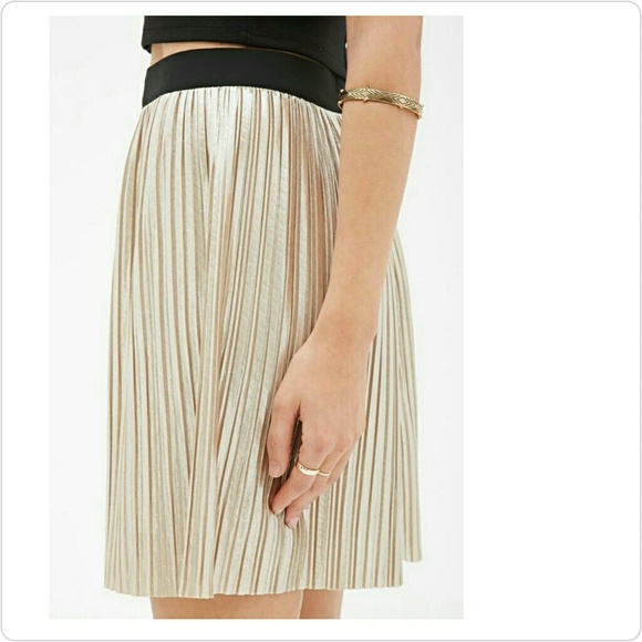 🌟Shine this Season in Metallic skirt!💋