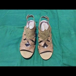 Confortable nude wedges