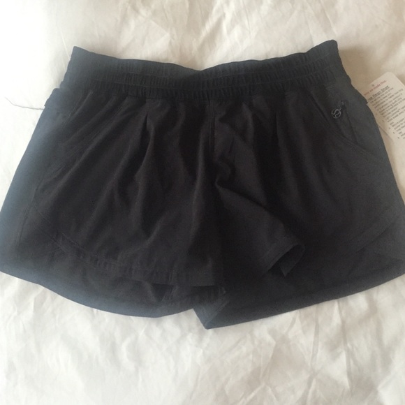 Lulu free reign short NWT 8