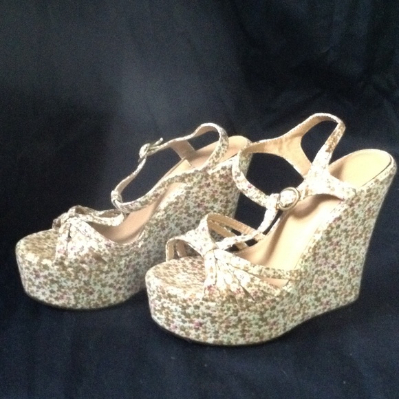 Floral patter wedge