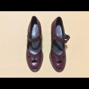 Perfect burgundy pumps. Almost new!!