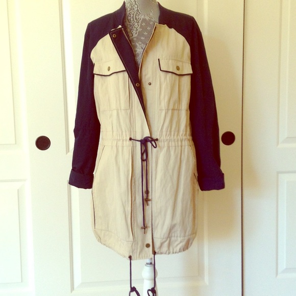 BCBGMaxAzria rain coat with zipper and button M-L