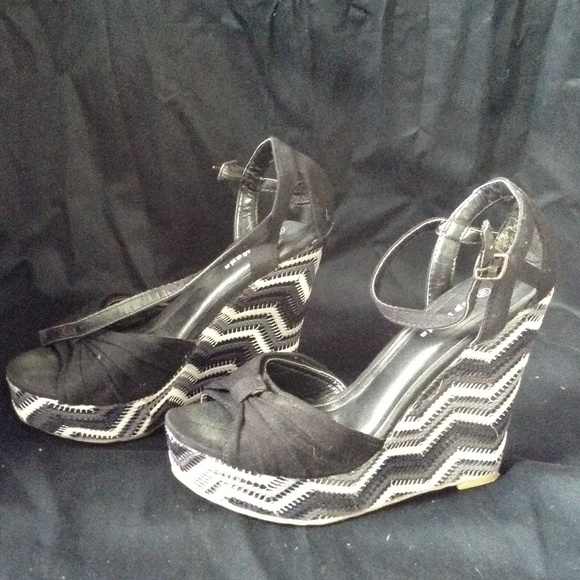 Black mesh wedge