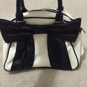 💥Betsey Johnson purse with a black bow! 🎀