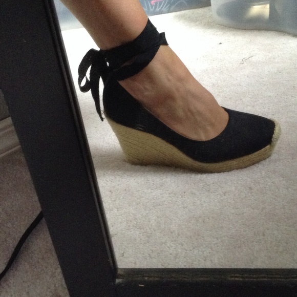 Black mesh wedge