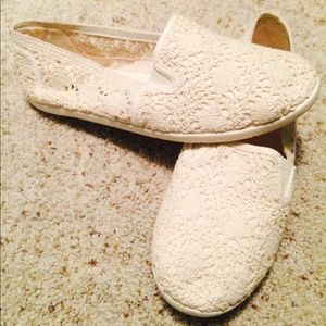 NWT off white Airwalk flats size 8