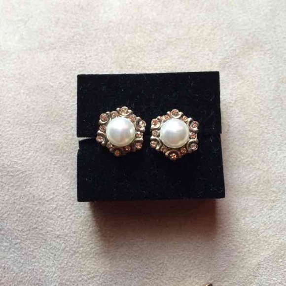 Faux pearl studs - Picture 1 of 2