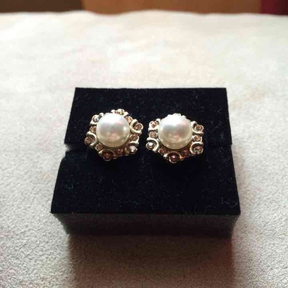 Faux pearl studs - Picture 2 of 2