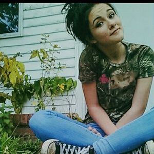 Meet your Posher, Larissa