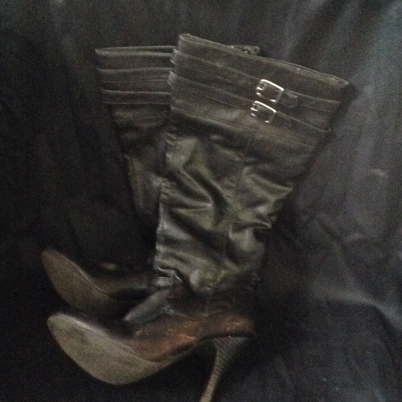 Black Fergi boots