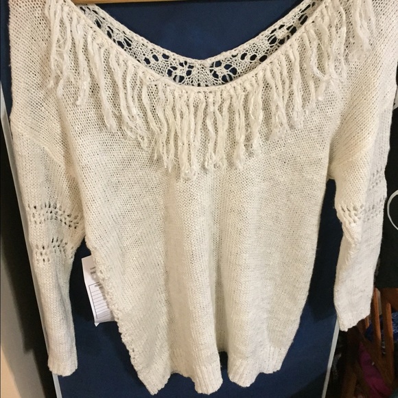 Cozy off-white sweater! 🍂🍁