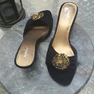 Vintage black velvet kitten heel with gold pin