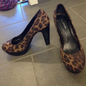 Leopard print pumps