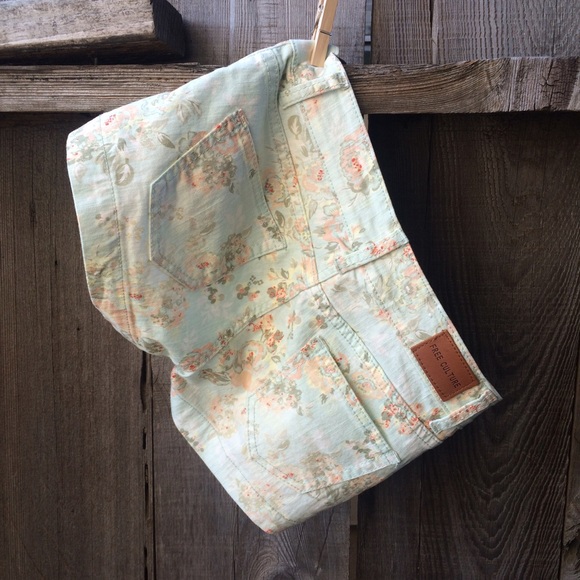 Free culture floral denim shorts - Picture 2 of 2