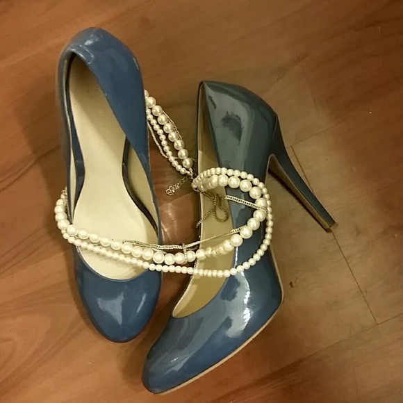 Blue pumps