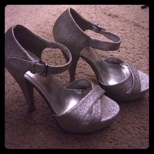 🔴PRICEDROP🔴💎Sparkly silver shoes💎