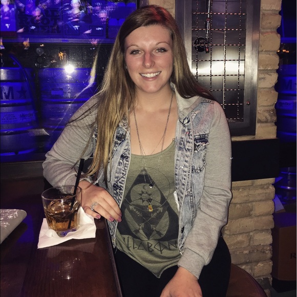 Meet your Posher, Amber - Picture 2 of 4