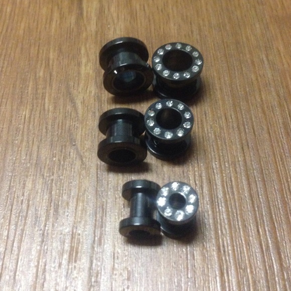 00g, 0g or 4g black metal plugs with crystals