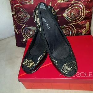 NWOT. Black & lace peep toe sz 8.5 heels AEROSOLES