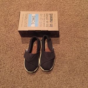 Tom's classics size 6 toddler (tiny), brown, NWOT!