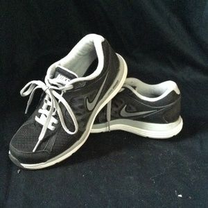 Black nike Dual Fusion