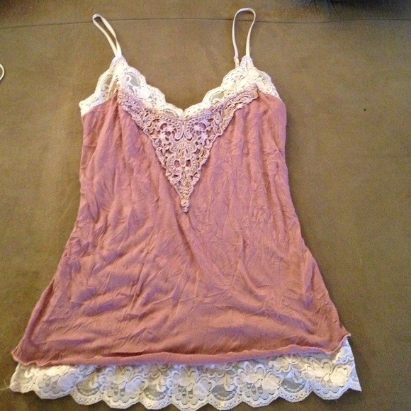 Beautiful lace mauve tank top. 👠👗💋👚