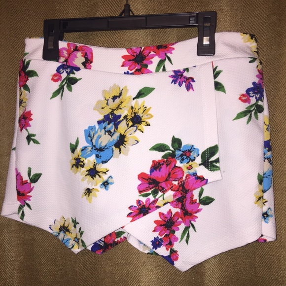 Reposh! Great floral skirt