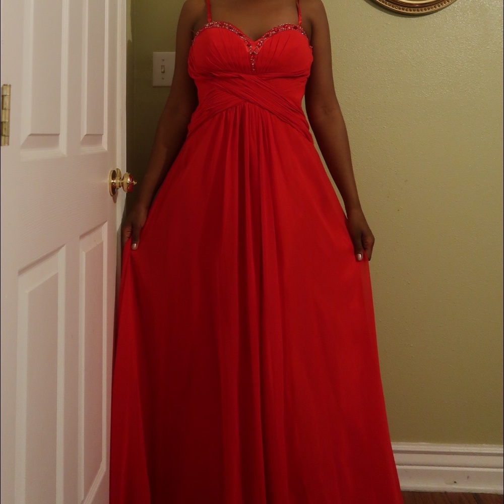 Red gown - Picture 2 of 4