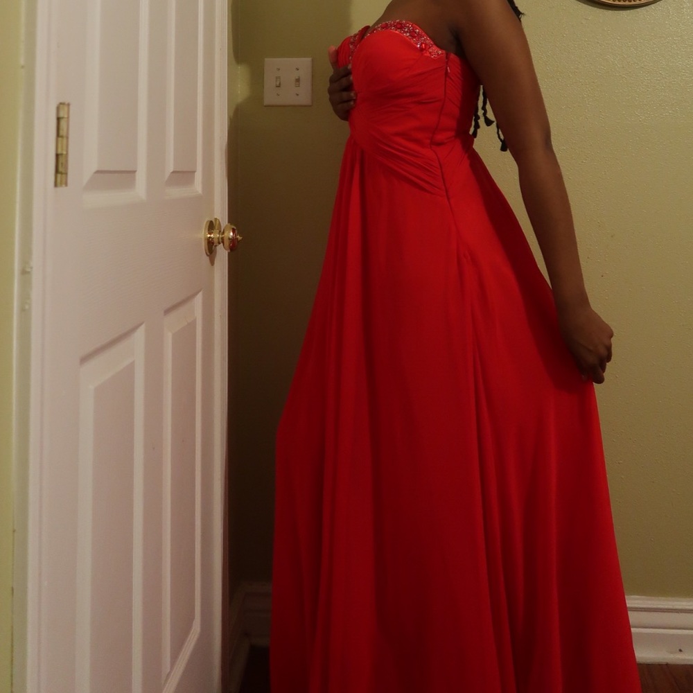 Red gown - Picture 3 of 4