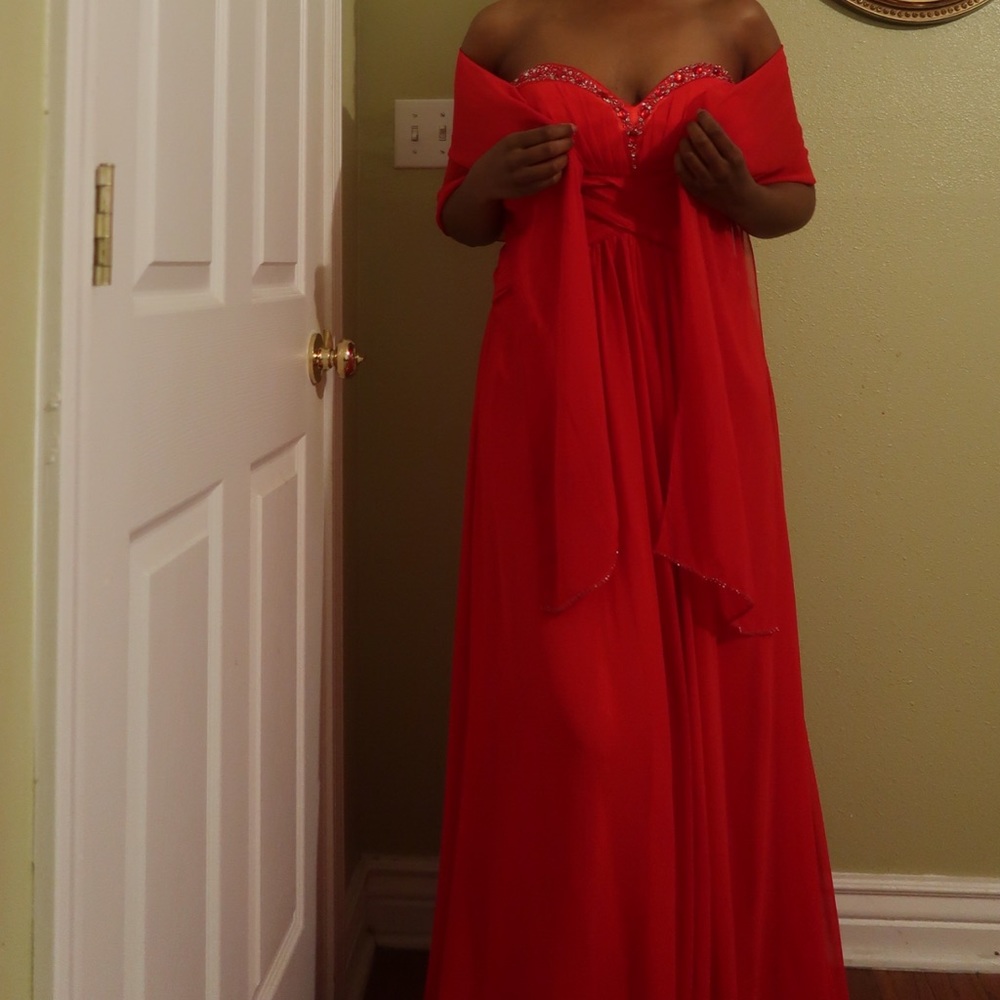 Red gown - Picture 4 of 4
