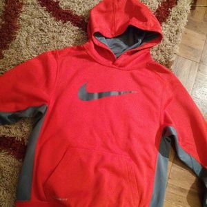Boys therm fit pull over hoodie size m(8)
