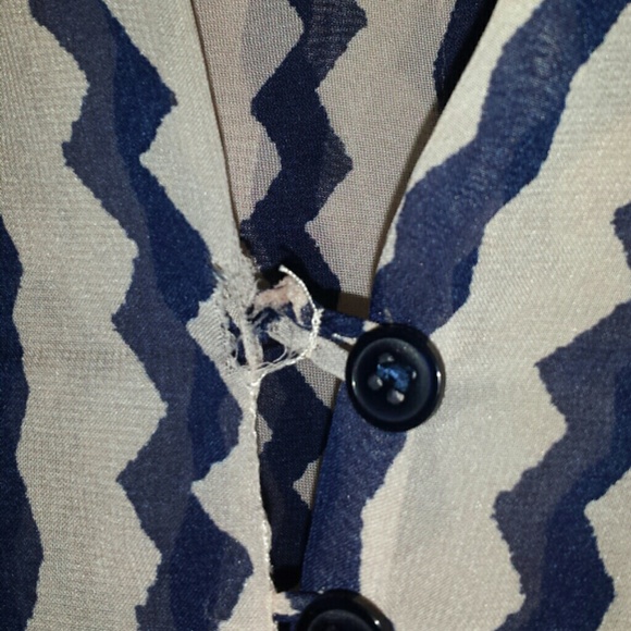 Hi-low sheer sleevless blouse - Picture 3 of 3