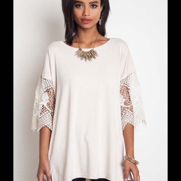ONLY 2 left !💞stunning  top with lace sleeves💞