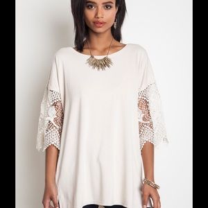 ONLY 2 left !💞stunning  top with lace sleeves💞