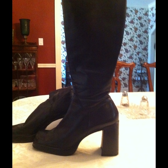 Nine West black leather boots size 8.5