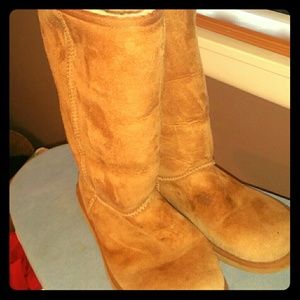 Used Ugg classic tall boots in Chestnut