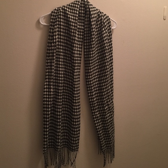 Ultra soft houndstooth scarf - Picture 2 of 3