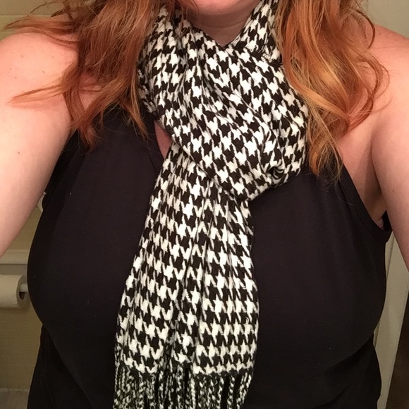 Ultra soft houndstooth scarf - Picture 3 of 3
