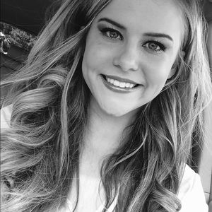 Meet your Posher, Larissa