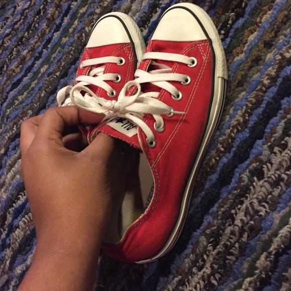 Red converse - Picture 2 of 4