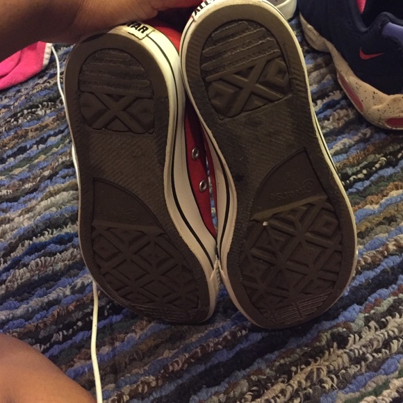 Red converse - Picture 3 of 4