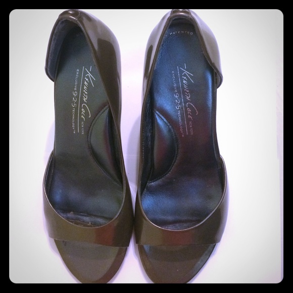 Kenneth Cole open toe pump